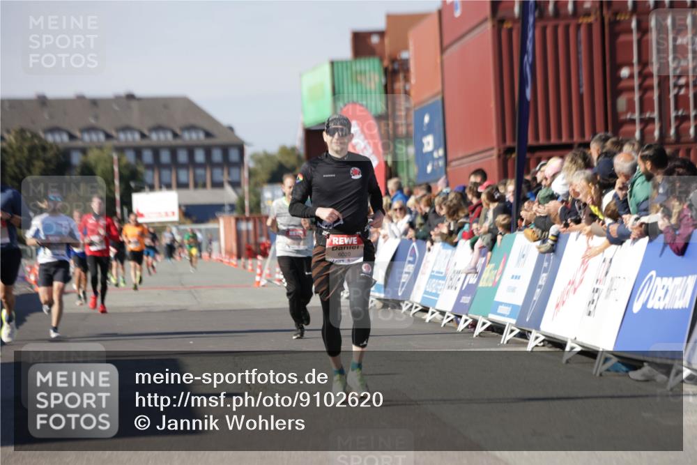 03.10.2025 - Köhlbrandbrückenlauf Jannik Wohlers http://msf.ph/oto/9102620 03.10.2025 12:57:27 Ziel 4150, 4186, 4518, 6015, 6020, 6767 meine-sportfotos.de