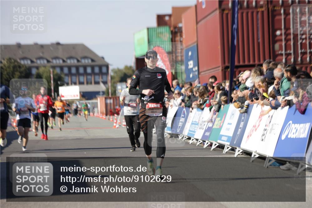 03.10.2025 - Köhlbrandbrückenlauf Jannik Wohlers http://msf.ph/oto/9102629 03.10.2025 12:57:27 Ziel 4150, 4186, 4518, 6015, 6020, 6767 meine-sportfotos.de