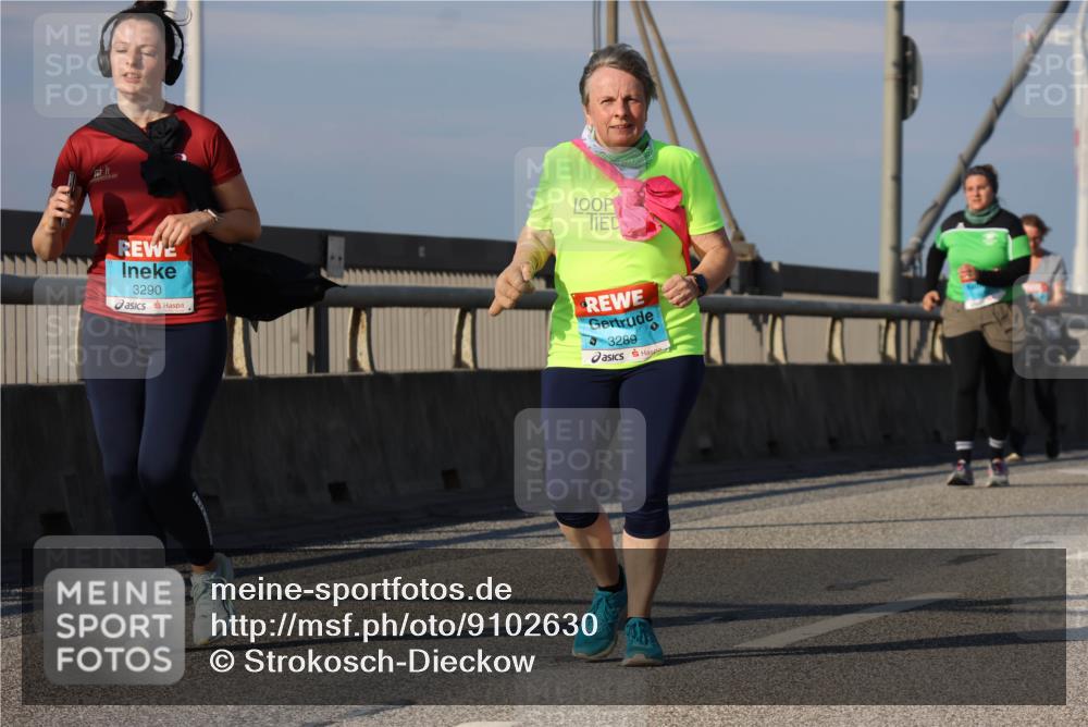 03.10.2025 - Köhlbrandbrückenlauf Strokosch-Dieckow http://msf.ph/oto/9102630 03.10.2025 10:09:06 Position 2 3290, 3289 meine-sportfotos.de