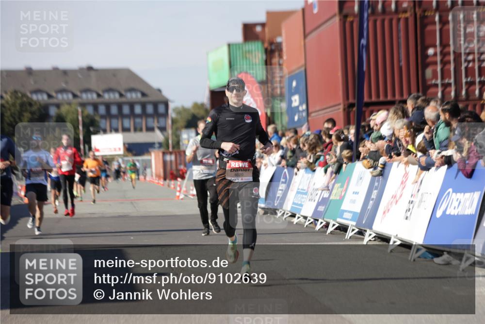 03.10.2025 - Köhlbrandbrückenlauf Jannik Wohlers http://msf.ph/oto/9102639 03.10.2025 12:57:27 Ziel 4150, 4186, 4518, 6015, 6020, 6767 meine-sportfotos.de