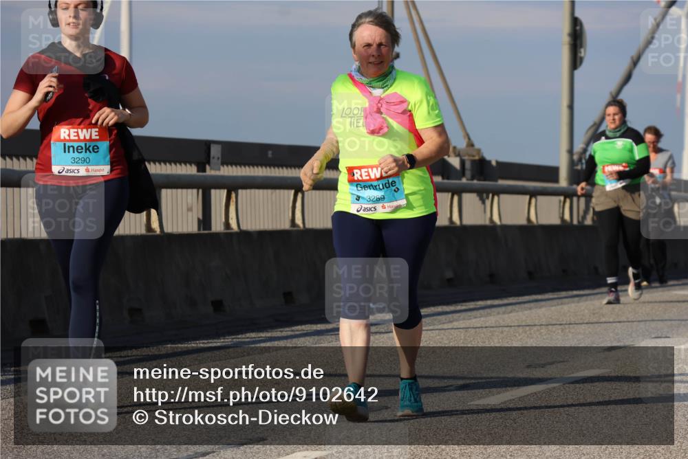 03.10.2025 - Köhlbrandbrückenlauf Strokosch-Dieckow http://msf.ph/oto/9102642 03.10.2025 10:09:06 Position 2 3290, 3289 meine-sportfotos.de