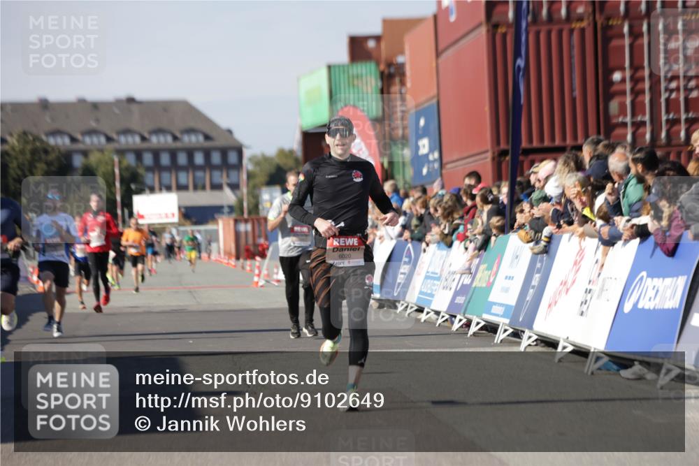 03.10.2025 - Köhlbrandbrückenlauf Jannik Wohlers http://msf.ph/oto/9102649 03.10.2025 12:57:27 Ziel 4150, 4186, 4518, 6015, 6020, 6767 meine-sportfotos.de