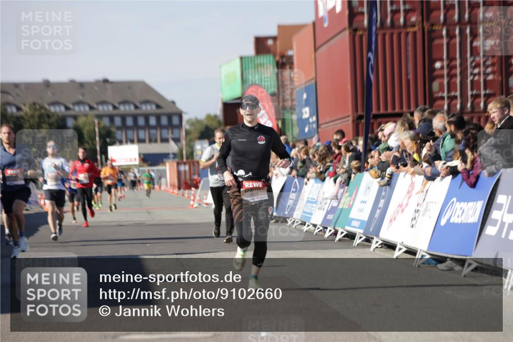03.10.2025 - Köhlbrandbrückenlauf Jannik Wohlers http://msf.ph/oto/9102660 03.10.2025 12:57:27 Ziel 4150, 4186, 4518, 6015, 6020, 6767 meine-sportfotos.de