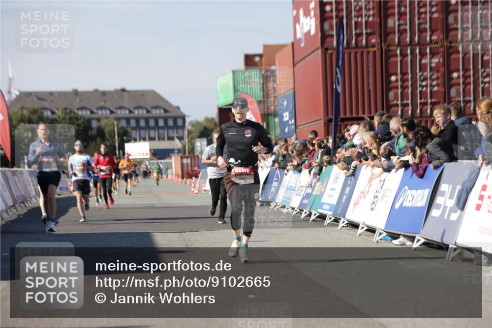 03.10.2025 - Köhlbrandbrückenlauf Jannik Wohlers http://msf.ph/oto/9102665 03.10.2025 12:57:27 Ziel 4150, 4186, 4518, 6015, 6020, 6767 meine-sportfotos.de