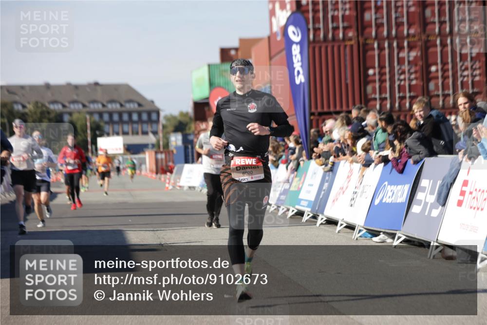03.10.2025 - Köhlbrandbrückenlauf Jannik Wohlers http://msf.ph/oto/9102673 03.10.2025 12:57:29 Ziel 4105, 4150, 4186, 4518, 6015, 6020, 6122, 6767 meine-sportfotos.de