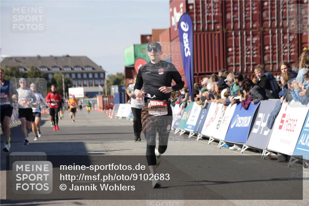 03.10.2025 - Köhlbrandbrückenlauf Jannik Wohlers http://msf.ph/oto/9102683 03.10.2025 12:57:29 Ziel 4105, 4150, 4186, 4518, 6015, 6020, 6122, 6767 meine-sportfotos.de