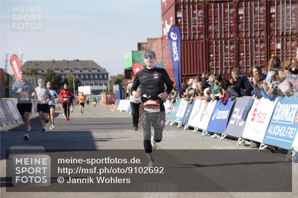 03.10.2025 - Köhlbrandbrückenlauf Jannik Wohlers http://msf.ph/oto/9102692 03.10.2025 12:57:29 Ziel 4105, 4150, 4186, 4518, 6015, 6020, 6122, 6767 meine-sportfotos.de