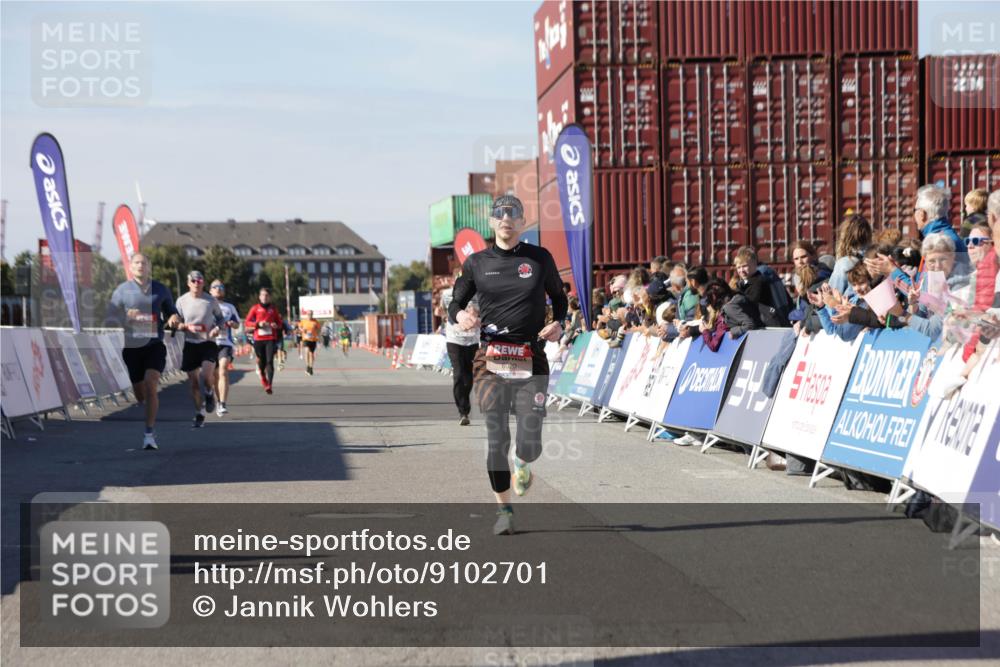 03.10.2025 - Köhlbrandbrückenlauf Jannik Wohlers http://msf.ph/oto/9102701 03.10.2025 12:57:29 Ziel 4105, 4150, 4186, 4518, 6015, 6020, 6122, 6767 meine-sportfotos.de