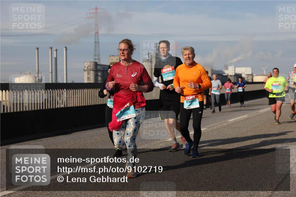 03.10.2025 - Köhlbrandbrückenlauf Lena Gebhardt http://msf.ph/oto/9102719 03.10.2025 10:12:02 Position 2 3553, 1988, 651 meine-sportfotos.de