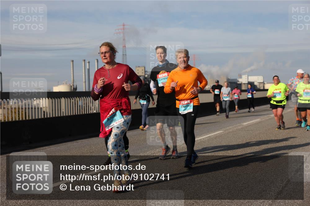 03.10.2025 - Köhlbrandbrückenlauf Lena Gebhardt http://msf.ph/oto/9102741 03.10.2025 10:12:02 Position 2 1988, 3553, 3551 meine-sportfotos.de