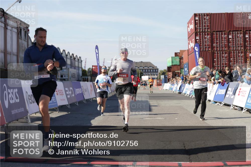 03.10.2025 - Köhlbrandbrückenlauf Jannik Wohlers http://msf.ph/oto/9102756 03.10.2025 12:57:33 Ziel 4032, 4076, 4105, 4518, 6020, 6122, 6767 meine-sportfotos.de