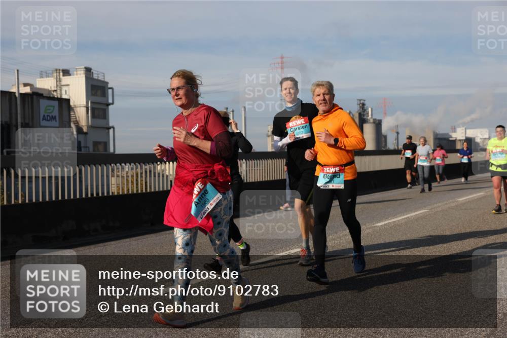 03.10.2025 - Köhlbrandbrückenlauf Lena Gebhardt http://msf.ph/oto/9102783 03.10.2025 10:12:03 Position 2 1988, 3553 meine-sportfotos.de