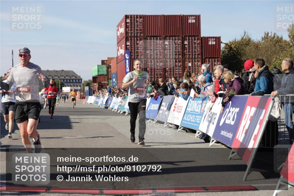 03.10.2025 - Köhlbrandbrückenlauf Jannik Wohlers http://msf.ph/oto/9102792 03.10.2025 12:57:34 Ziel 4032, 4076, 4105, 4518, 6020, 6122, 6767 meine-sportfotos.de