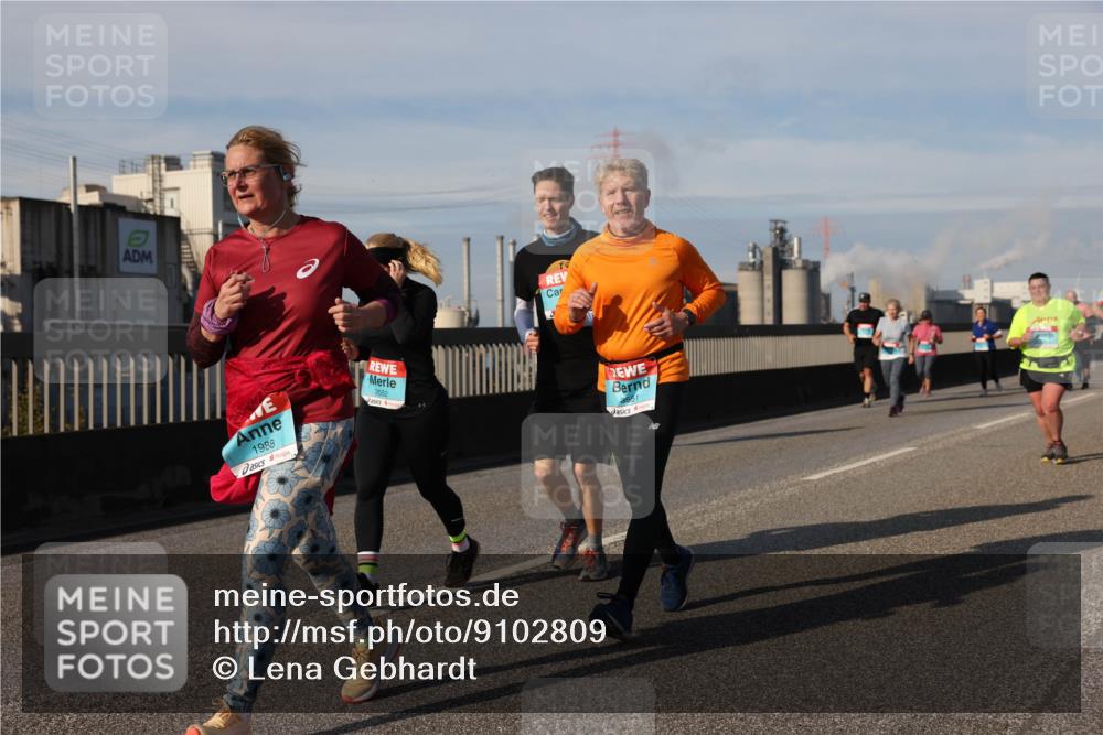 03.10.2025 - Köhlbrandbrückenlauf Lena Gebhardt http://msf.ph/oto/9102809 03.10.2025 10:12:03 Position 2 1988, 3552, 3551 meine-sportfotos.de