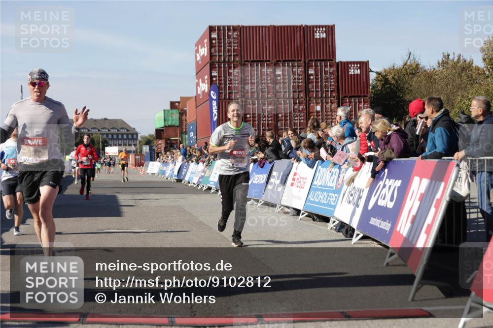 03.10.2025 - Köhlbrandbrückenlauf Jannik Wohlers http://msf.ph/oto/9102812 03.10.2025 12:57:34 Ziel 4032, 4076, 4105, 4518, 6020, 6122, 6767 meine-sportfotos.de