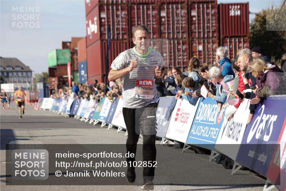 03.10.2025 - Köhlbrandbrückenlauf Jannik Wohlers http://msf.ph/oto/9102852 03.10.2025 12:57:34 Ziel 4032, 4076, 4105, 4518, 6020, 6122, 6767 meine-sportfotos.de
