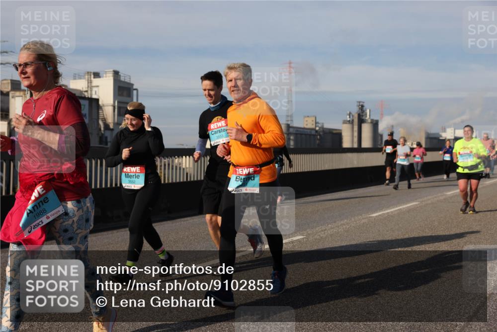 03.10.2025 - Köhlbrandbrückenlauf Lena Gebhardt http://msf.ph/oto/9102855 03.10.2025 10:12:03 Position 2 1988, 3553, 3552 meine-sportfotos.de