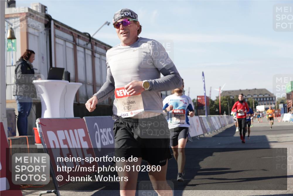 03.10.2025 - Köhlbrandbrückenlauf Jannik Wohlers http://msf.ph/oto/9102860 03.10.2025 12:57:35 Ziel 4032, 4076, 4105, 4518, 6020, 6122, 6767 meine-sportfotos.de