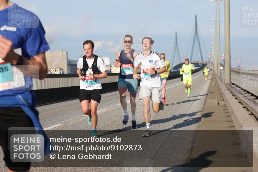 03.10.2025 - Köhlbrandbrückenlauf Lena Gebhardt http://msf.ph/oto/9102873 03.10.2025 09:37:44 Position 2 3153, 1017, 315 meine-sportfotos.de