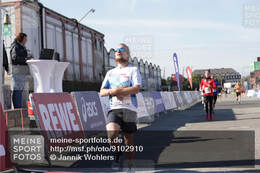 03.10.2025 - Köhlbrandbrückenlauf Jannik Wohlers http://msf.ph/oto/9102910 03.10.2025 12:57:36 Ziel 4032, 4076, 4105, 4518, 6020, 6122, 6767, 6809 meine-sportfotos.de