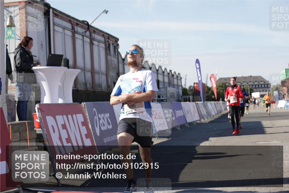 03.10.2025 - Köhlbrandbrückenlauf Jannik Wohlers http://msf.ph/oto/9102915 03.10.2025 12:57:36 Ziel 4032, 4076, 4105, 4518, 6020, 6122, 6767, 6809 meine-sportfotos.de