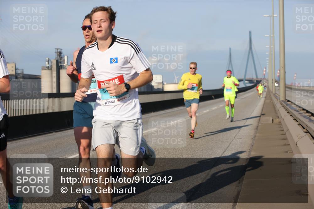 03.10.2025 - Köhlbrandbrückenlauf Lena Gebhardt http://msf.ph/oto/9102942 03.10.2025 09:37:46 Position 2  meine-sportfotos.de