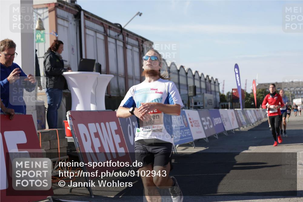 03.10.2025 - Köhlbrandbrückenlauf Jannik Wohlers http://msf.ph/oto/9102943 03.10.2025 12:57:36 Ziel 4032, 4076, 4105, 4518, 6020, 6122, 6767, 6809 meine-sportfotos.de