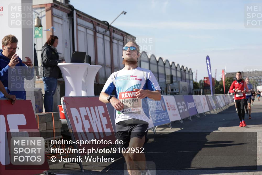 03.10.2025 - Köhlbrandbrückenlauf Jannik Wohlers http://msf.ph/oto/9102952 03.10.2025 12:57:36 Ziel 4032, 4076, 4105, 4518, 6020, 6122, 6767, 6809 meine-sportfotos.de