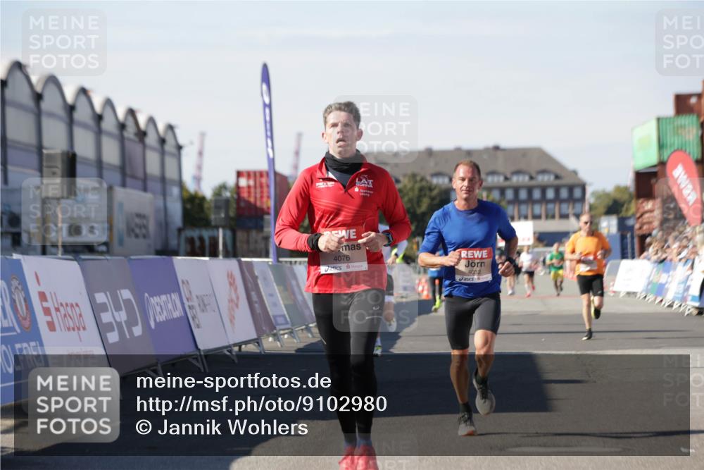 03.10.2025 - Köhlbrandbrückenlauf Jannik Wohlers http://msf.ph/oto/9102980 03.10.2025 12:57:37 Ziel 4032, 4076, 4105, 4518, 6020, 6122, 6767, 6809 meine-sportfotos.de