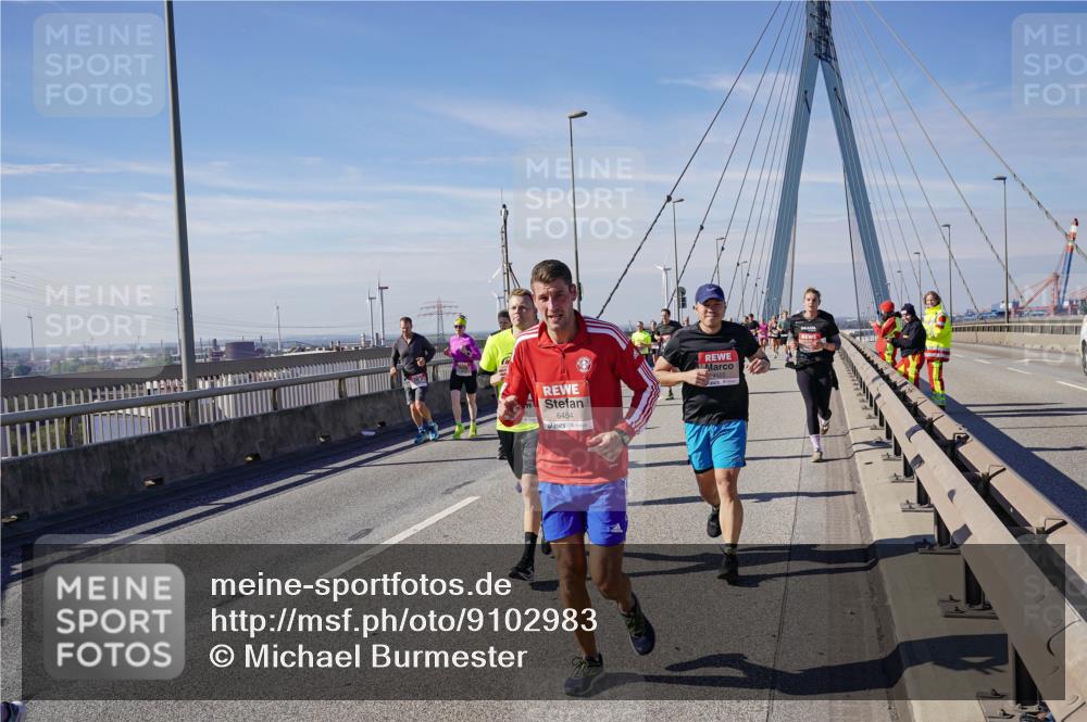 03.10.2025 - Köhlbrandbrückenlauf Michael Burmester http://msf.ph/oto/9102983 03.10.2025 12:47:42 Position 2 6454 meine-sportfotos.de