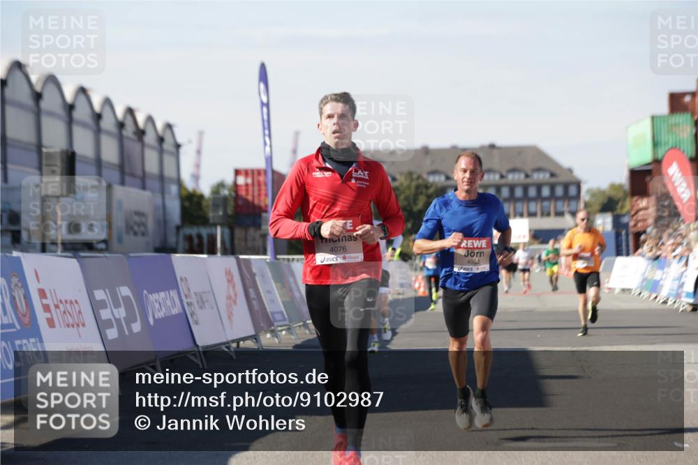 03.10.2025 - Köhlbrandbrückenlauf Jannik Wohlers http://msf.ph/oto/9102987 03.10.2025 12:57:38 Ziel 4032, 4076, 4105, 4518, 6020, 6122, 6767, 6809 meine-sportfotos.de