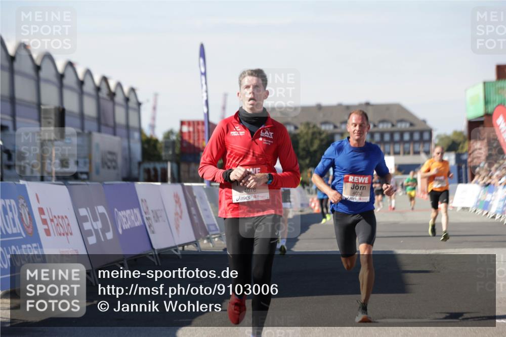 03.10.2025 - Köhlbrandbrückenlauf Jannik Wohlers http://msf.ph/oto/9103006 03.10.2025 12:57:38 Ziel 4032, 4076, 4105, 4518, 6020, 6122, 6767, 6809 meine-sportfotos.de