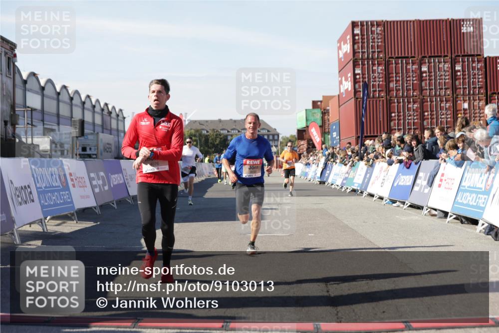 03.10.2025 - Köhlbrandbrückenlauf Jannik Wohlers http://msf.ph/oto/9103013 03.10.2025 12:57:38 Ziel 4032, 4076, 4105, 4518, 6020, 6122, 6767, 6809 meine-sportfotos.de