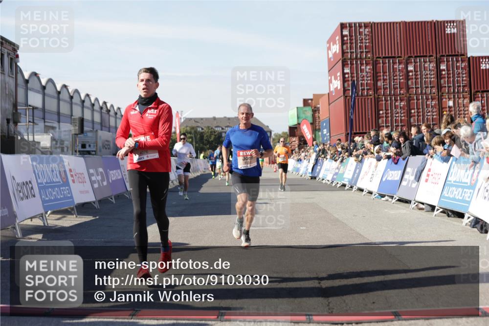 03.10.2025 - Köhlbrandbrückenlauf Jannik Wohlers http://msf.ph/oto/9103030 03.10.2025 12:57:39 Ziel 4032, 4037, 4076, 4105, 4518, 6020, 6122, 6767, 6809 meine-sportfotos.de