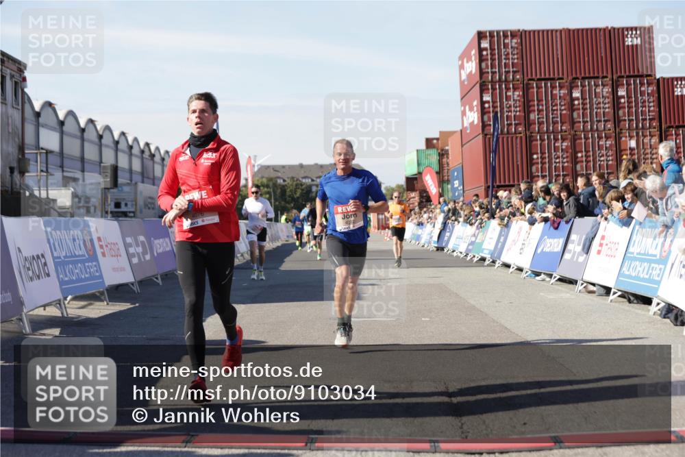 03.10.2025 - Köhlbrandbrückenlauf Jannik Wohlers http://msf.ph/oto/9103034 03.10.2025 12:57:39 Ziel 4032, 4037, 4076, 4105, 4518, 6020, 6122, 6767, 6809 meine-sportfotos.de