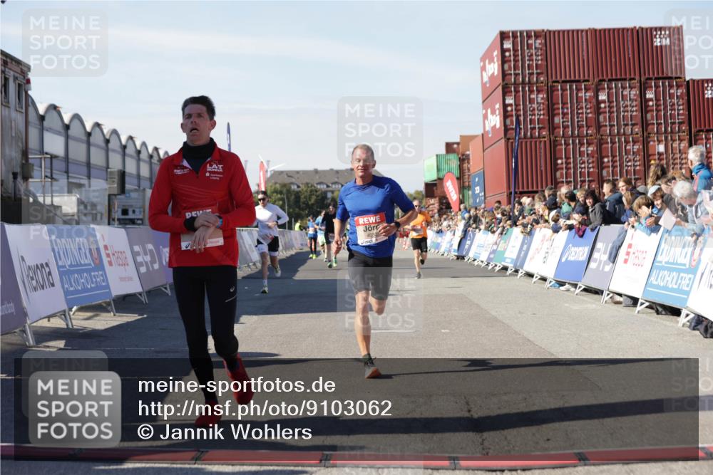 03.10.2025 - Köhlbrandbrückenlauf Jannik Wohlers http://msf.ph/oto/9103062 03.10.2025 12:57:39 Ziel 4032, 4037, 4076, 4105, 4518, 6020, 6122, 6767, 6809 meine-sportfotos.de