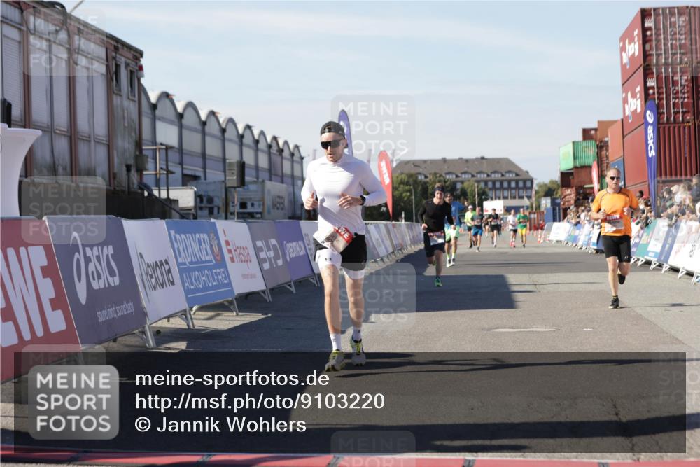 03.10.2025 - Köhlbrandbrückenlauf Jannik Wohlers http://msf.ph/oto/9103220 03.10.2025 12:57:42 Ziel 4032, 4037, 4076, 4105, 4518, 6122, 6371, 6767, 6809 meine-sportfotos.de