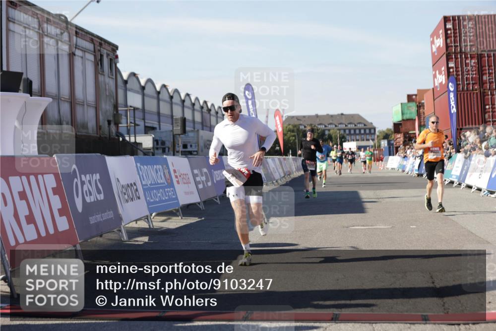 03.10.2025 - Köhlbrandbrückenlauf Jannik Wohlers http://msf.ph/oto/9103247 03.10.2025 12:57:42 Ziel 4032, 4037, 4076, 4105, 4518, 6122, 6371, 6767, 6809 meine-sportfotos.de