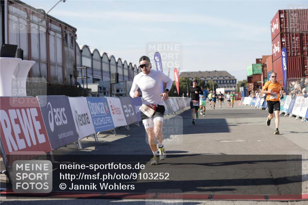 03.10.2025 - Köhlbrandbrückenlauf Jannik Wohlers http://msf.ph/oto/9103252 03.10.2025 12:57:42 Ziel 4032, 4037, 4076, 4105, 4518, 6122, 6371, 6767, 6809 meine-sportfotos.de