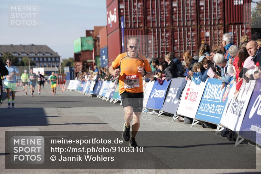 03.10.2025 - Köhlbrandbrückenlauf Jannik Wohlers http://msf.ph/oto/9103310 03.10.2025 12:57:44 Ziel 4032, 4037, 4076, 4105, 5960, 6122, 6371, 6809 meine-sportfotos.de