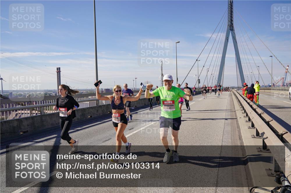 03.10.2025 - Köhlbrandbrückenlauf Michael Burmester http://msf.ph/oto/9103314 03.10.2025 12:47:54 Position 2 6185 meine-sportfotos.de
