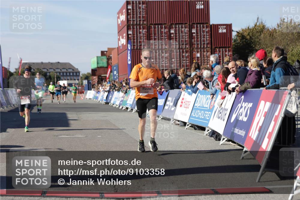 03.10.2025 - Köhlbrandbrückenlauf Jannik Wohlers http://msf.ph/oto/9103358 03.10.2025 12:57:44 Ziel 4032, 4037, 4076, 4105, 5960, 6122, 6371, 6809 meine-sportfotos.de