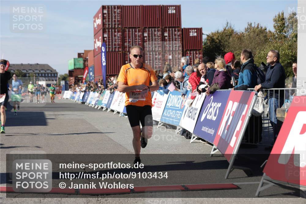 03.10.2025 - Köhlbrandbrückenlauf Jannik Wohlers http://msf.ph/oto/9103434 03.10.2025 12:57:45 Ziel 4032, 4037, 4076, 4105, 5669, 5960, 6122, 6371, 6809 meine-sportfotos.de