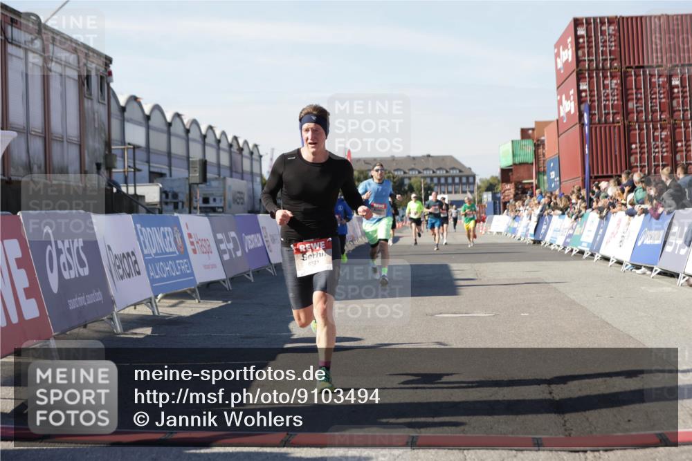 03.10.2025 - Köhlbrandbrückenlauf Jannik Wohlers http://msf.ph/oto/9103494 03.10.2025 12:57:46 Ziel 4032, 4037, 4076, 5669, 5960, 6371, 6809 meine-sportfotos.de