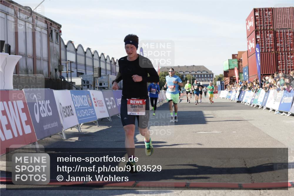 03.10.2025 - Köhlbrandbrückenlauf Jannik Wohlers http://msf.ph/oto/9103529 03.10.2025 12:57:47 Ziel 4032, 4037, 4076, 5669, 5960, 6371, 6809 meine-sportfotos.de