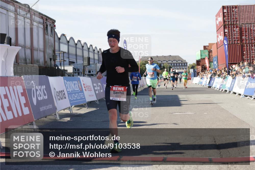 03.10.2025 - Köhlbrandbrückenlauf Jannik Wohlers http://msf.ph/oto/9103538 03.10.2025 12:57:47 Ziel 4032, 4037, 4076, 5669, 5960, 6371, 6809 meine-sportfotos.de