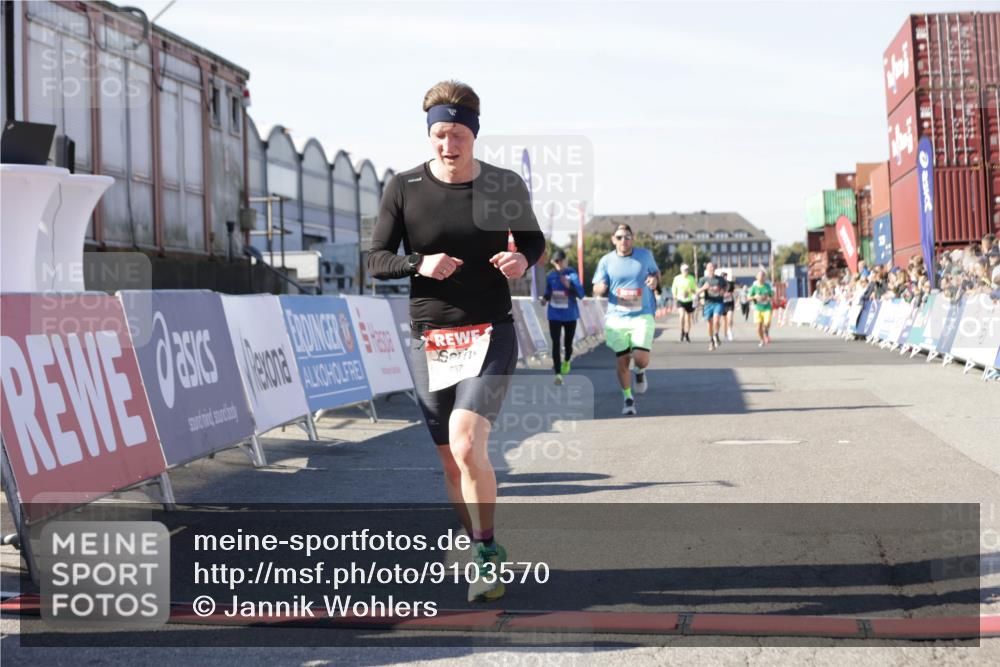 03.10.2025 - Köhlbrandbrückenlauf Jannik Wohlers http://msf.ph/oto/9103570 03.10.2025 12:57:47 Ziel 4032, 4037, 4076, 5669, 5960, 6371, 6809 meine-sportfotos.de