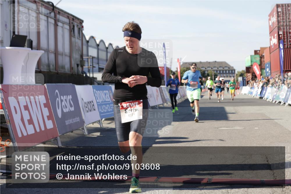 03.10.2025 - Köhlbrandbrückenlauf Jannik Wohlers http://msf.ph/oto/9103608 03.10.2025 12:57:47 Ziel 4032, 4037, 4076, 5669, 5960, 6371, 6809 meine-sportfotos.de