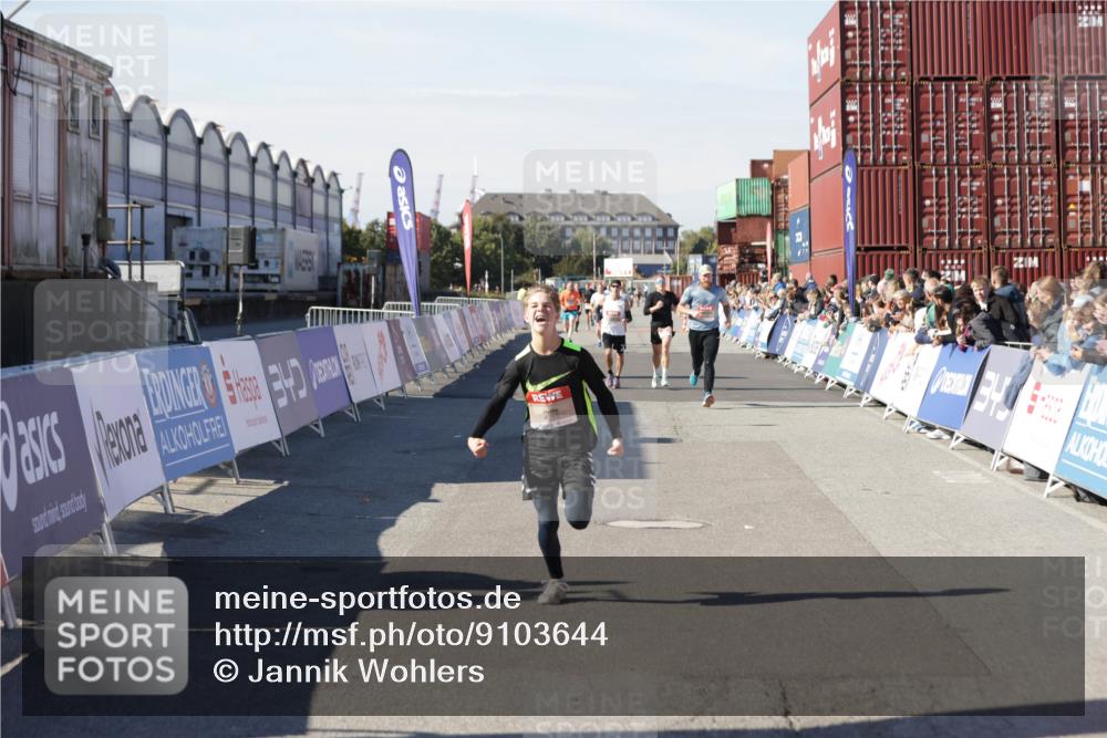 03.10.2025 - Köhlbrandbrückenlauf Jannik Wohlers http://msf.ph/oto/9103644 03.10.2025 12:58:03 Ziel 4046, 4102, 4234, 4654, 5961, 6518, 6519, 6520, 6715 meine-sportfotos.de