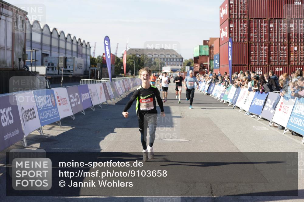 03.10.2025 - Köhlbrandbrückenlauf Jannik Wohlers http://msf.ph/oto/9103658 03.10.2025 12:58:03 Ziel 4046, 4102, 4234, 4654, 5961, 6518, 6519, 6520, 6715 meine-sportfotos.de